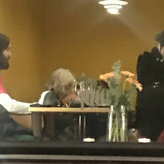 Paparazzi iski! Oscar-palkittu Jared Leto illallisti yömyöhään helsinkiläisessä ravintolassa - kuvat! Jared