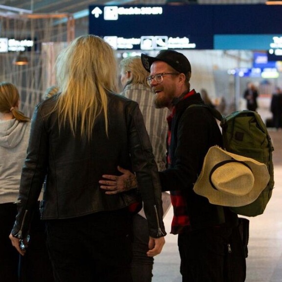 Uudet Selviytyjät-kisaajat hymy herkässä matkaan: jännitys purkautui halauksiin - katso kuvat! Wallu ja Olli.