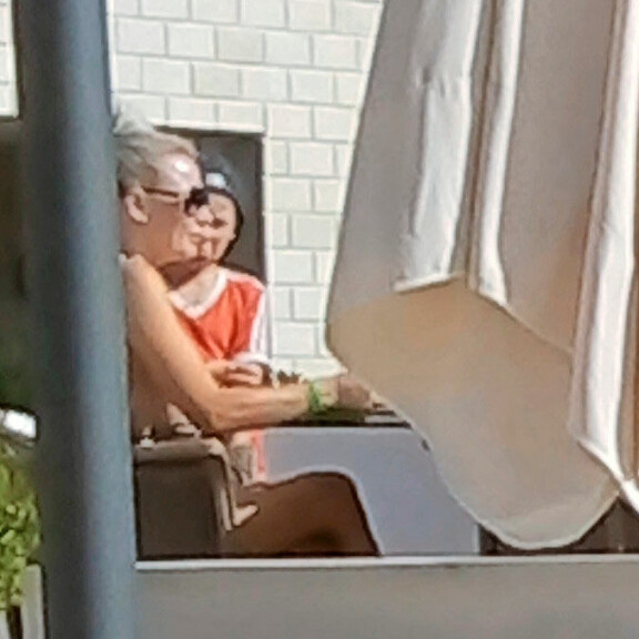 Kääk, Marika Fingerroosin rinnat herättivät huomiota hellelomakohteessa: tunnistettiin hurjista silikoneistaan – kuva! Marika Fingerroos lomaili Kreetalla.