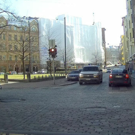 Mikael Forssellin supertyylikäs rakas törttöili öky-Mersulla - minne kiirehdit, Metti? Paparazzikuvat! Metti ajoi punaisia päin