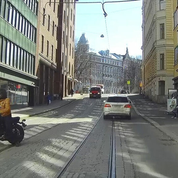 Mikael Forssellin supertyylikäs rakas törttöili öky-Mersulla - minne kiirehdit, Metti? Paparazzikuvat! Metti kaahaa yrjönkadulla