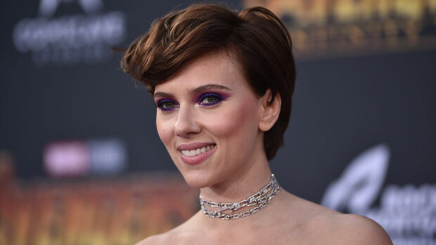 Oho, mikä tyylimuutos! Paljastavaan mekkoon pukeutunut Scarlett Johansson käänsi katseita ensi-illassa - esitteli jättimäistä tatuointiaan! Kuvat! Scarlett Johansson Avengers: Infinity War -elokuvan ensi-illassa.