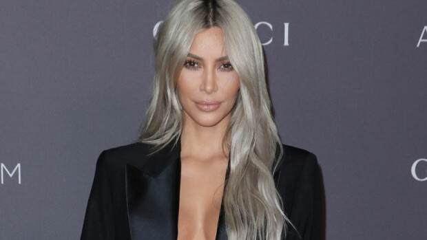 Uuh, Kanye West kuvasi vaimonsa Kim Kardashianin yläosattomissa kiehnätyissä lakanoissa - katso seksiä tihkuva kuva! Kim Kardashian