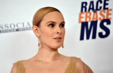 Jestas, mikä kaula-aukko! Bruce Willisin ja Demi Mooren superseksikäs tytär ulkoilutti poveaan – kuvat!