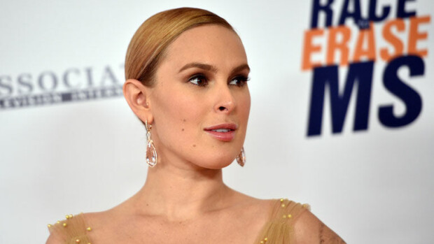 Jestas, mikä kaula-aukko! Bruce Willisin ja Demi Mooren superseksikäs tytär ulkoilutti poveaan – kuvat! Rumer Willis käänsi katseita.