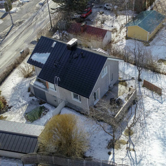 Talossa on viihtyisä terassi, jossa Kai ja Sanni voivat rentoutua kesäisin. Talossa on viihtyisä terassi, jossa Kai ja Sanni voivat rentoutua kesäisin.
