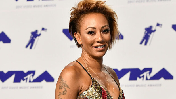 Paparazzi iski: Spice Girls -seksipommi yläosattomissa - miespuolinen ystävä levitti aurinkoöljyä upealle vartalolle! Katso! melanie brown