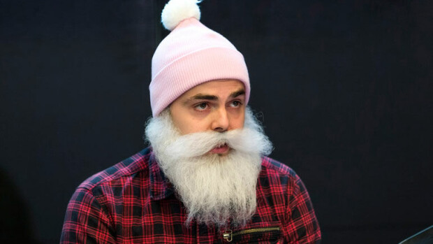 Brother Christmas heitti ison pinon uusia ruokakirjoja roskikseen – kirjalahjoitukset antanut kirjailija raivostui totaalisesti: ”Törkeää! Olen maksanut itse ne kaikki!” Brother Christmas heitti lahjoitetut kirjat roskiin.