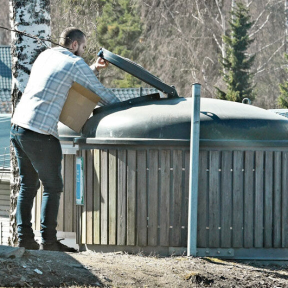 Ari Koponen heitti lahjoitetut kirjat roskiin. Ari Koponen heitti lahjoitetut kirjat roskiin.