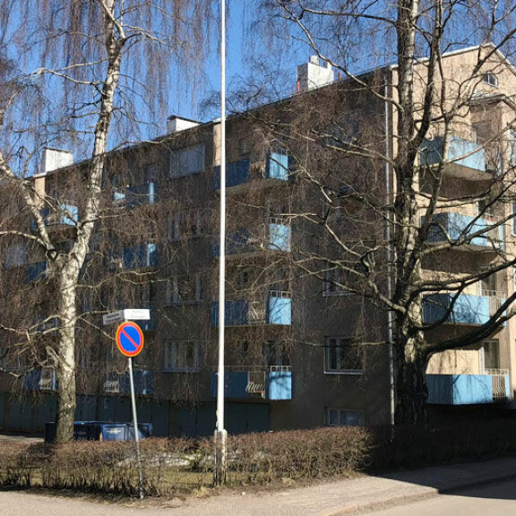 H-P asuu nyt rauhallisella asuinalueella puiston kupeessa. H-P asuu nyt rauhallisella asuinalueella puiston kupeessa.