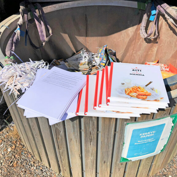 Pahvilaatikossa oli kirjojen lisäksi A4-nippuja. Pahvilaatikossa oli kirjojen lisäksi A4-nippuja.