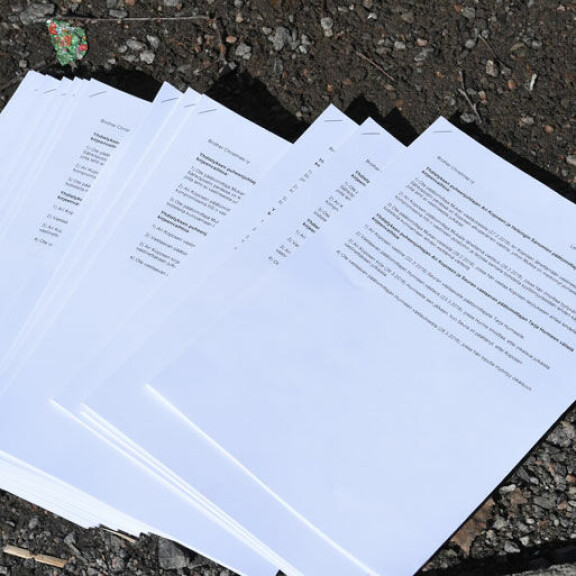 Laatikossa oli myös paksu pino Koposen lehdistötilaisuuden materiaalia. Laatikossa oli myös paksu pino Koposen lehdistötilaisuuden materiaalia.