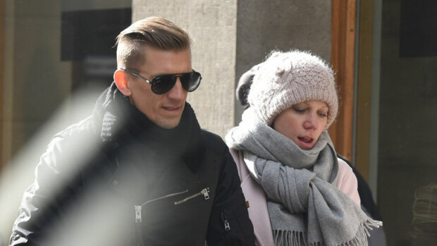 Tennismiljonääri Jarkko Nieminen osoittautui pitkäpinnaiseksi puolisoksi: Anu-vaimo shoppaili trendiputiikissa, Jarkko odotti ulkona ja viihdytti vauvaa – katso kuvat! Paparazzi bongasi Jarkko ja Anu Niemisen.