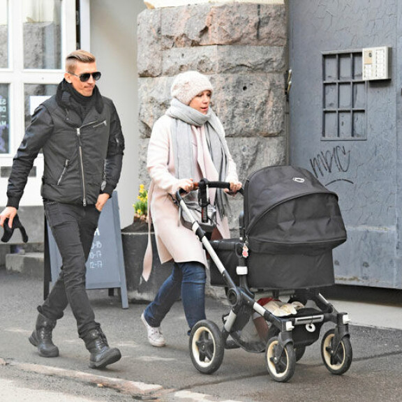 Pari lähti kävellen kohti keskustaa. Rattaissa oli puolivuotias tyttölapsi. Pari lähti kävellen kohti keskustaa. Rattaissa oli puolivuotias tyttölapsi.