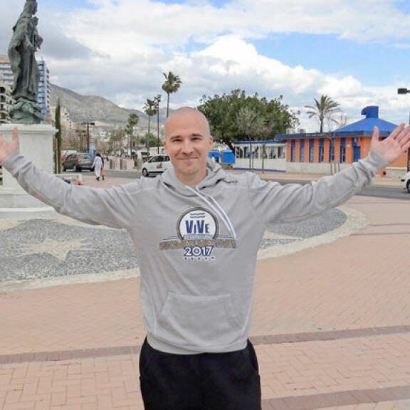 Fuengirolan rantaraitti on tullut Aleksille tutuksi. – Kävelin täällä ihan huomaamattani jo ensimmäisellä viikolla enemmän kuin armeija-aikanani yhteensä, hän virnistää. Fuengirolan rantaraitti on tullut Aleksille tutuksi. – Kävelin täällä ihan huomaamattani jo ensimmäisellä viikolla enemmän kuin armeija-aikanani yhteensä, hän virnistää.