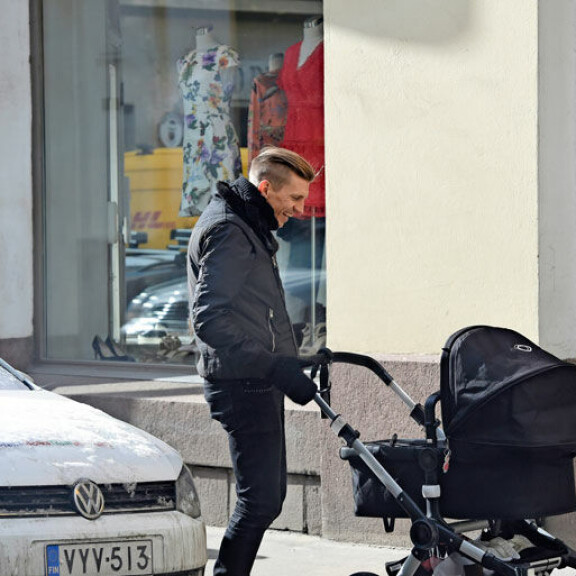 Jarkko myös pelleili vauvelille. Jarkko myös pelleili vauvelille.