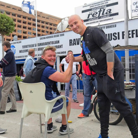 Aleksi on saanut Fuengirolan Suomi-piireistä uusia ystäviä. Aleksi on saanut Fuengirolan Suomi-piireistä uusia ystäviä.