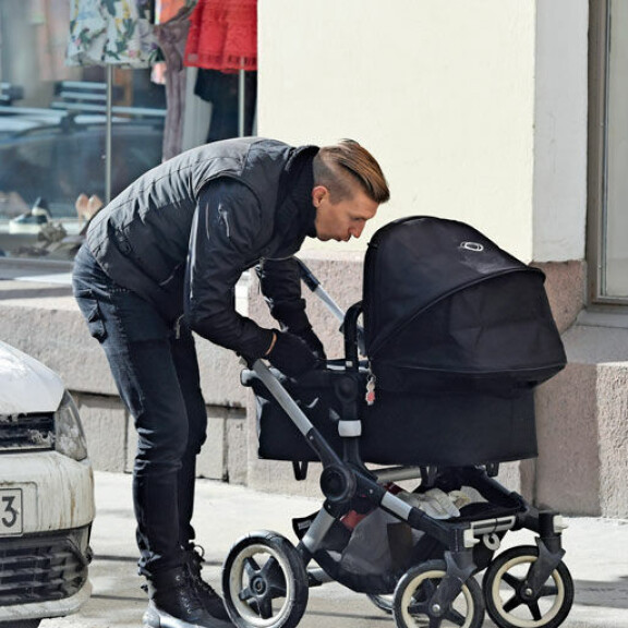 Jarkko esitteli pienokaiselle myös vihellystaitojaan. Jarkko esitteli pienokaiselle myös vihellystaitojaan.