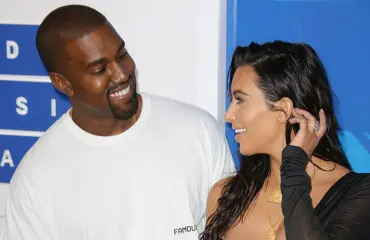 Tästä vuoden vaimo-palkinto: Kim Kardashian trollasi Kanye Westin Twitterissä - mukaan liittyi myös Crissy Teigen! 
