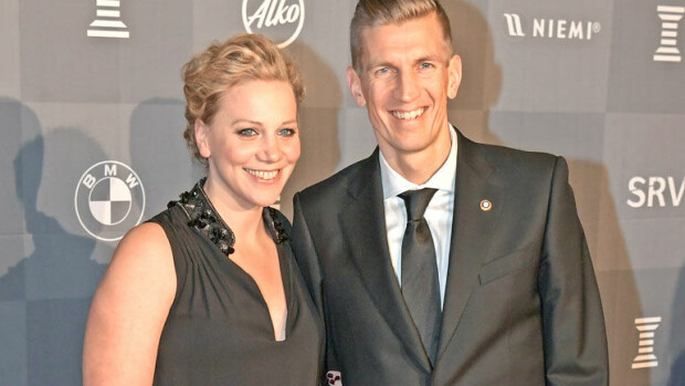 Tennismiljonääri Jarkko Nieminen ja Anu-vaimo hankkivat kuopusvauvalleen yli 1200 euron ökyrattaat – kuva! Jarkko Nieminen ja Anu-vaimo hankkivat kalliit lastenrattaat.