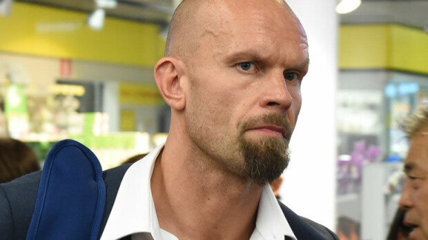Varpaansa pahasti loukannut Jere Karalahti konkkasi ravintolassa ilman kenkää – kuva! Jere Karalahdella on jalkavamma.