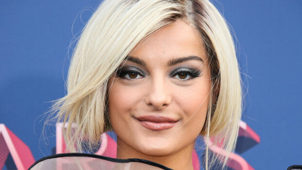 Uuh, Bebe Rexha esitteli jättipoveaan ilman rintaliivejä vartaloa nuolevassa bodyssa - katso! Bebe Rexha