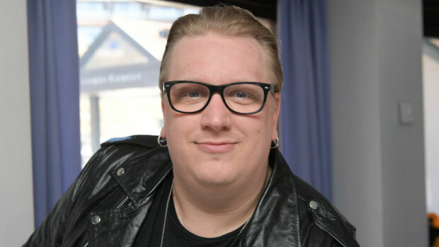 Arttu Wiskari bongattiin lentoasemalla – lukijan kuva! Arttu Wiskari nähtiin lentokentällä.