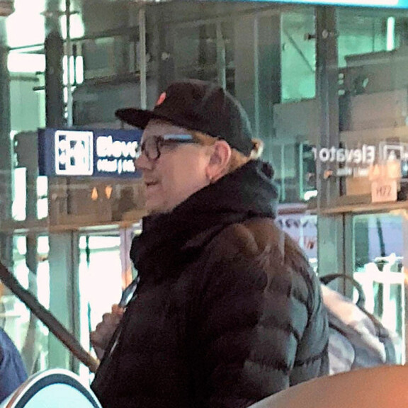 Arttu Wiskari bongattiin lentoasemalla – lukijan kuva! Arttu Wiskari lentokentällä.