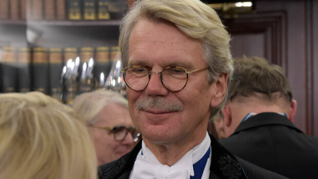 Uuh, Björn Wahlroos lensi Helsinkiin erittäin tyylikkäänä – kuva! Björn Wahlroos nähtiin lentokentällä.