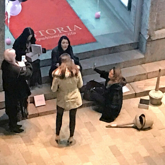 Amanda Harkimon, Suvi Pitkäsen ja BB-Tian känniörvellys herätti yöllä pahennusta Helsingin keskustassa: ”Amanda maassa nelinkontin” – kuva! Amanda Harkimo, Suvi Pitkänen ja Tia Kiuru herättivät pahennusta.