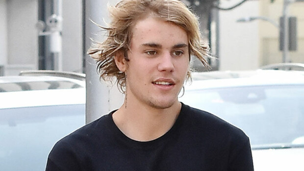 Yyh, Justin Bieberin housuissa melkoinen mälli - onko tämä todellakin sitä, miltä se näyttää? Katso kuva! Justin Bieberillä oli mälli housussa.