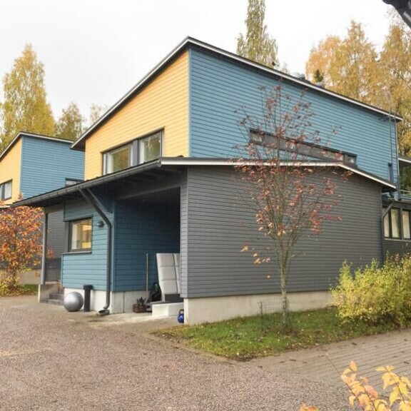 Jere Karalahden Nanna-vaimo esitteli vlogissaan pariskunnan upean kodin Keravalla: valkoista ja harmaata, isot ikkunat ja superpedantti järjestys! Karalahtien koti