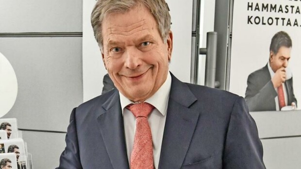 Presidenttimme ei turhia pröystäile: Sauli Niinistö matkusti Suomeen halpalentoyhtiön turistiluokassa – katso kuva! sauli niinistö