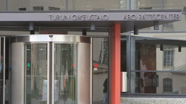 Turkulaisvalokuvaaja julkaisi suomalaisjulkkisten alastonkuvia netissä – oikeuteen toukokuussa! Suomalaisjulkkisten alastonkuvakohu vihdoin käräjäoikeuteen.