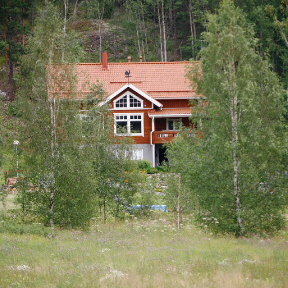 Ohhoh, Keisari Aarnio -sarjan tähti Kirsi Ylijoki ja Eicca Toppinen asuvat valtavassa hirsilinnassa – katso kuva! Kirsin ja Eiccan talo.