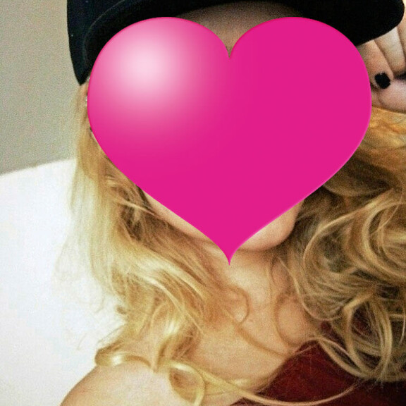 Kalleen romanttisesti yhdistetty 19-vuotias on viehättävä helsinkiläiskaunotar. Kalleen romanttisesti yhdistetty 19-vuotias on viehättävä helsinkiläiskaunotar.