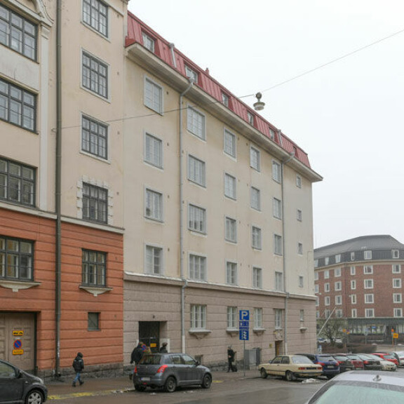 Näin tienaavat ja asuvat Keisari Aarnio -sarjan tähdet: Kari Hietalahdella mahtitulot ja komea lukaali – katso kuvat! Janne Virtanen asuu Töölössä.