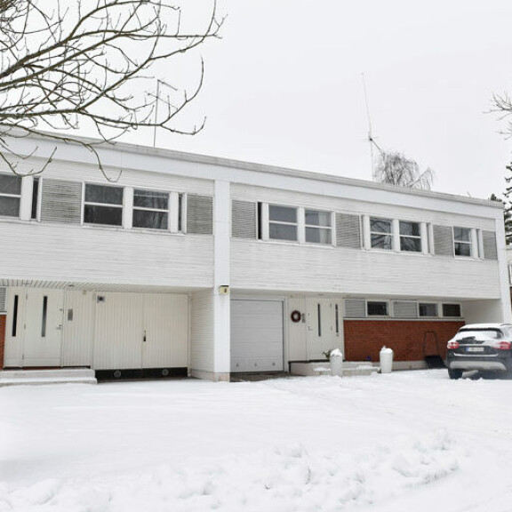 Näin tienaavat ja asuvat Keisari Aarnio -sarjan tähdet: Kari Hietalahdella mahtitulot ja komea lukaali – katso kuvat! Mikko Leppilammen talo.