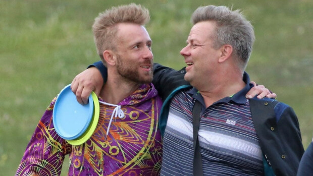Vauhdikas kuvasarja! Näin loikki Jari Sillanpää frisbeegolfin parissa: nauroi leveästi, nauratti ja hempeili Siimin kanssa – katso! Jari Sillanpää ja Siim viihtyivät frisbeegolfradalla.