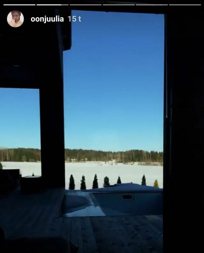 Annan laulajaystävä Juulia julkaisi sunnuntaina (25.3.) Instagram-tilillään videoita, missä viitataan Annan muuttoon.