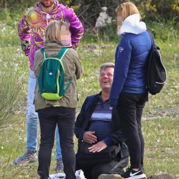 Laulajaveijari nauratti peliseuruettaan silittämällä vatsaansa. Laulajaveijari nauratti peliseuruettaan silittämällä vatsaansa.