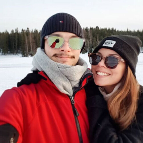Yhteistä onnea! Viivi Pumpanen julkaisi pääsiäisenä itsestään ja rakkaastaan Otso Rantakarista aurinkoisen yhteiskuvan. Yhteistä onnea! Viivi Pumpanen julkaisi pääsiäisenä itsestään ja rakkaastaan Otso Rantakarista aurinkoisen yhteiskuvan.