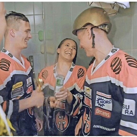 Otso (vas.) iski silmänsä Viiviin Posse-ohjelman kuvauksissa, joissa hän vieraili suihkurallissa toisen Tappara-puolustajan Aleksi Salosen kanssa. Otso (vas.) iski silmänsä Viiviin Posse-ohjelman kuvauksissa, joissa hän vieraili suihkurallissa toisen Tappara-puolustajan Aleksi Salosen kanssa.