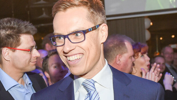Ex-pääministeri Alexander Stubbilla kädet täynnä kasseja – kuva! Alexander Stubb kantoi kasseja.