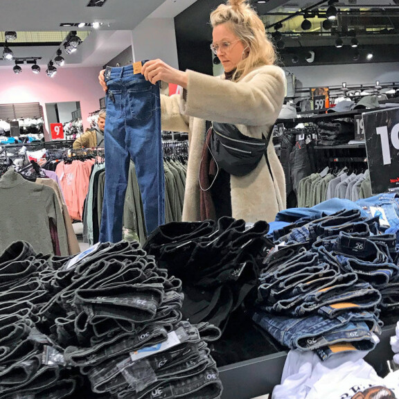 Anu Sinisalo shoppaili Jumbossa alusvaatteita, mutta tässä lukijan kuvassa Anun käsissä ovat kuitenkin farkut. Anu Sinisalo shoppaili.