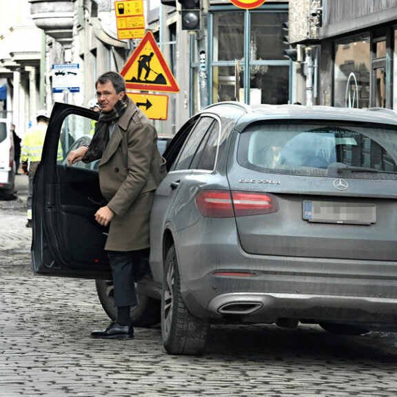 Uutisankkuri Peter Nyman hankki uuden Mersun – katso kuva! Peter Nyman ja auto.