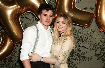Brooklyn Beckham petti näyttelijäkaunotarta Playboy-seksipommin kanssa – tyttöystävältä paljonpuhuva reaktio somessa!