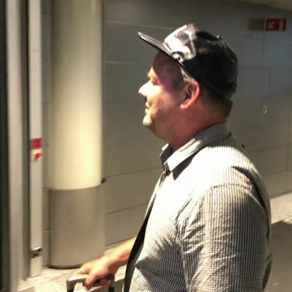 Paparazzi iski: Näin hilpeissä tunnelmissa Jari Sillanpää ja Siim-rakas saapuivat viime yönä Espanjasta Suomeen: herättivät huomiota lentokentällä ja yllättyivät tullissa – kuvat! Jari Sillanpää