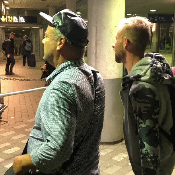Paparazzi iski: Näin hilpeissä tunnelmissa Jari Sillanpää ja Siim-rakas saapuivat viime yönä Espanjasta Suomeen: herättivät huomiota lentokentällä ja yllättyivät tullissa – kuvat! Jari Sillanpää
