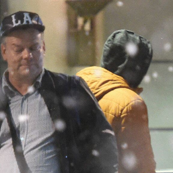 Paparazzi iski: Näin hilpeissä tunnelmissa Jari Sillanpää ja Siim-rakas saapuivat viime yönä Espanjasta Suomeen: herättivät huomiota lentokentällä ja yllättyivät tullissa – kuvat! Jari Sillanpää